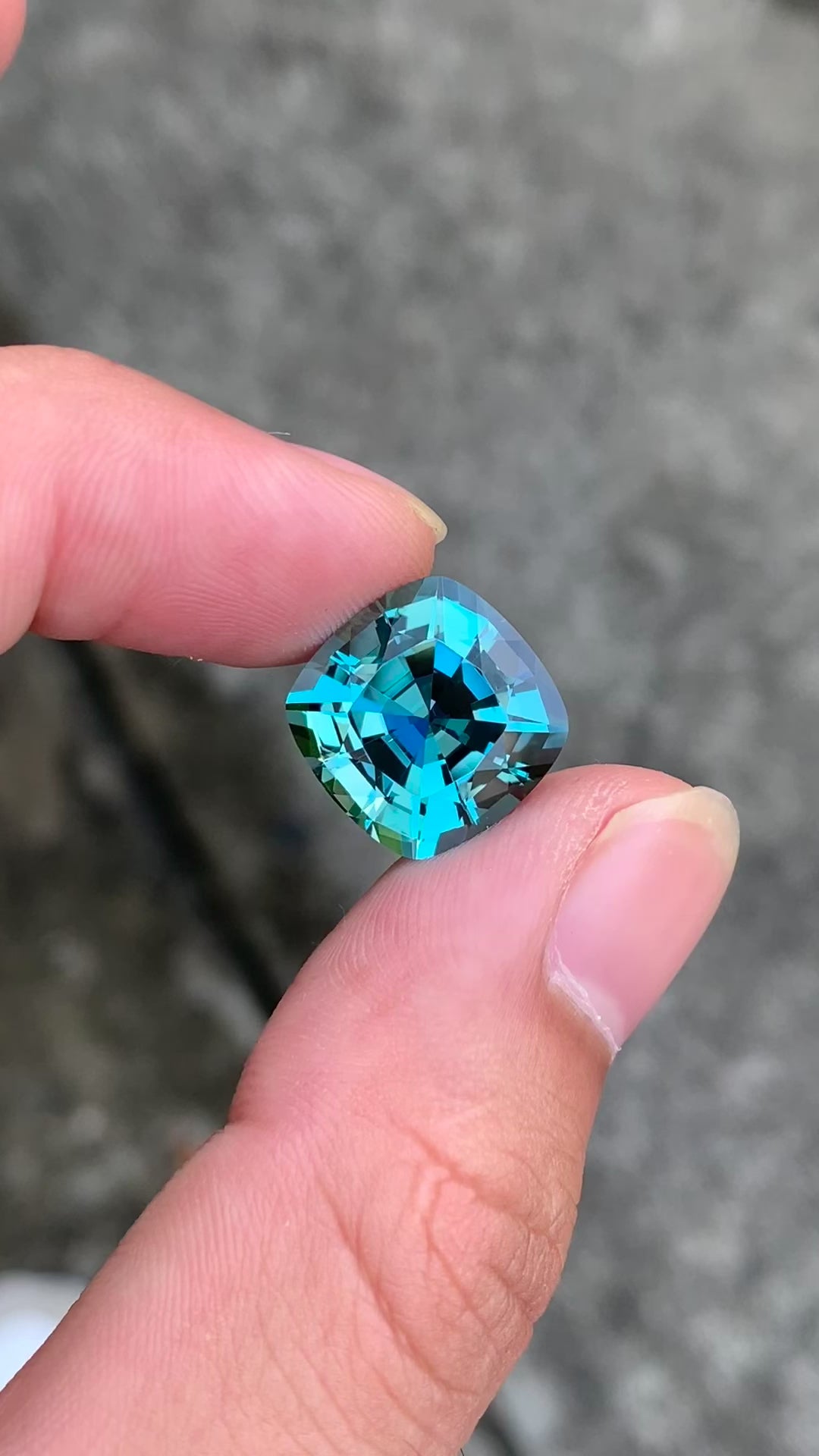 12.22 CARAT SANTA MARIA BLUE  AQUAMARINE GEMSTONE (AQ1409)