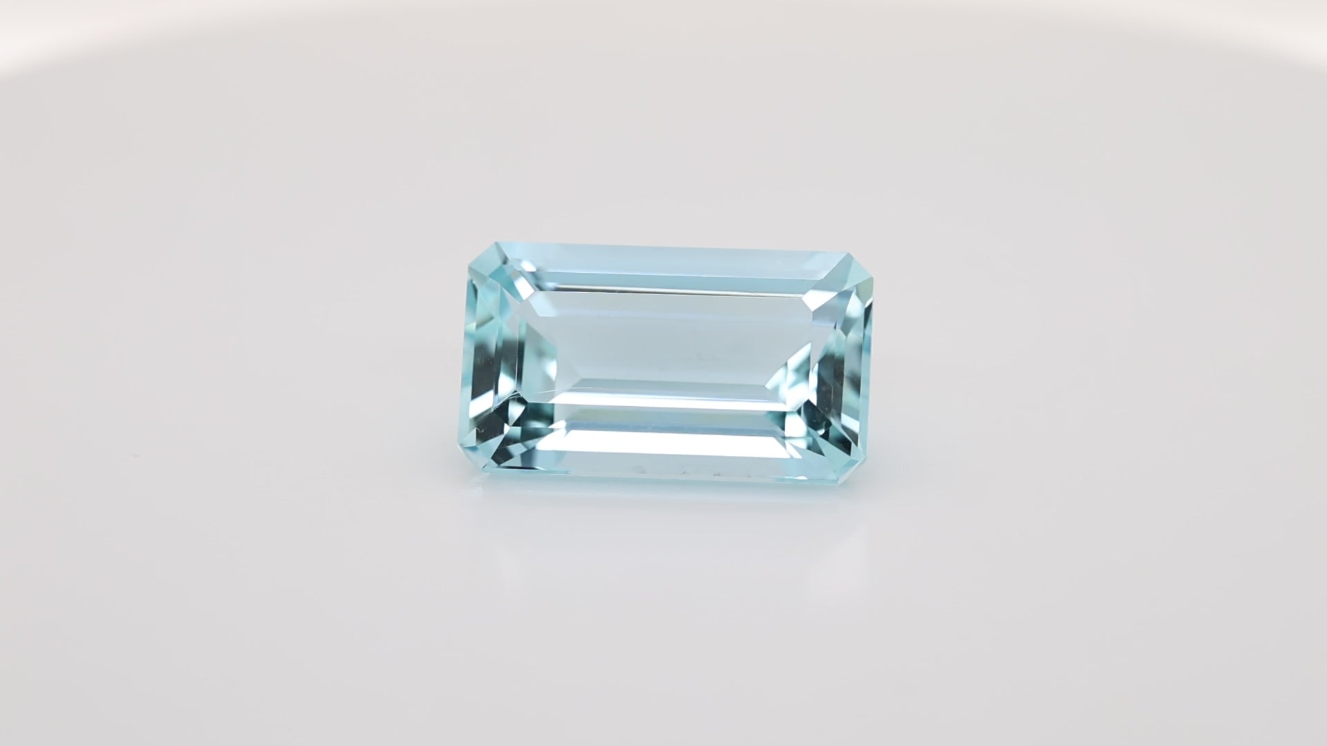 24.96 Carat Blue Colour Aquamarine  (AQ1998)