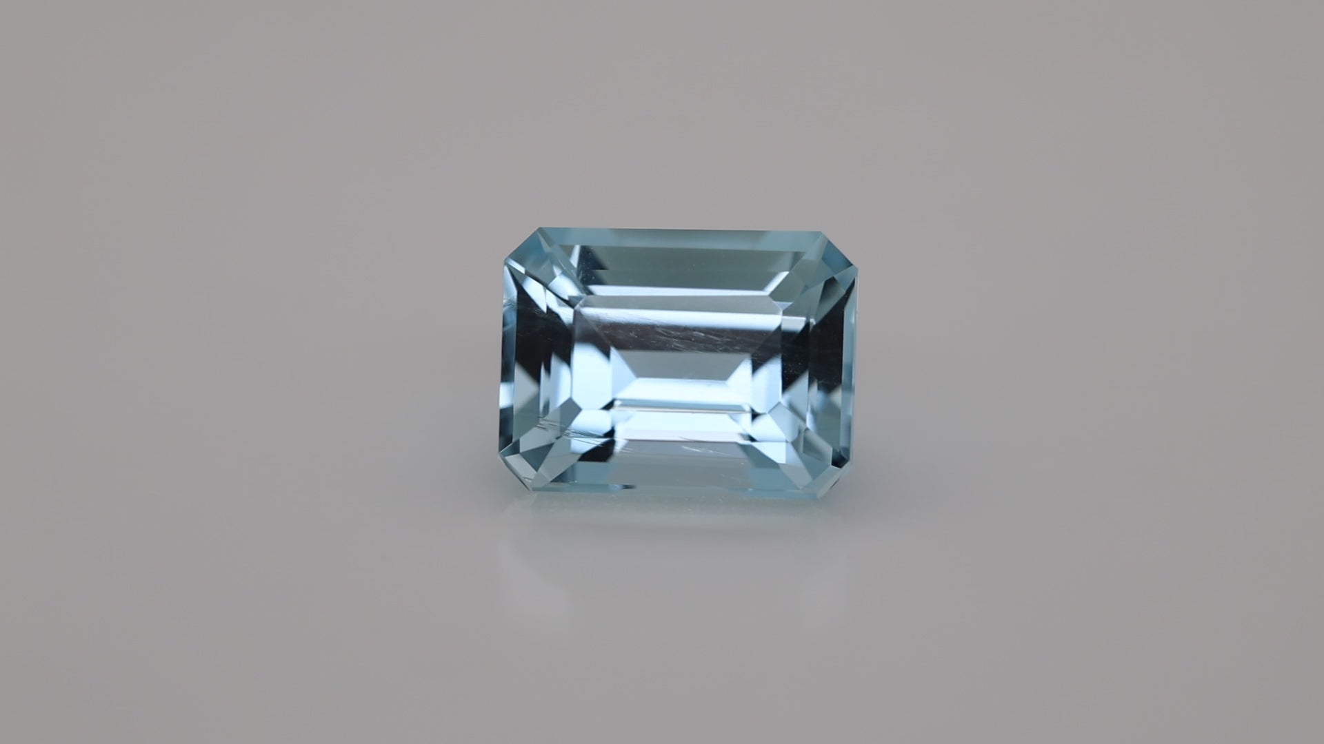 8.10 Carat Artic Blue Colour Aquamarine  (AQ1900)